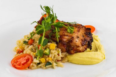 Sebzeli ızgara tavuk, patates püresi ve pilav.