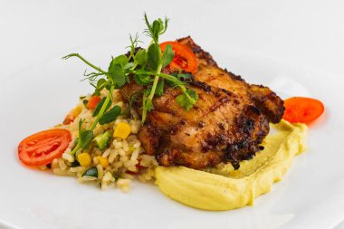 Sebzeli ızgara tavuk, patates püresi ve pilav.