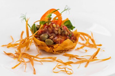  Somon ve sebzeli aperatif. 