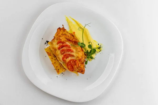 접시에 야채와 치즈를 닭고기 — 스톡 사진