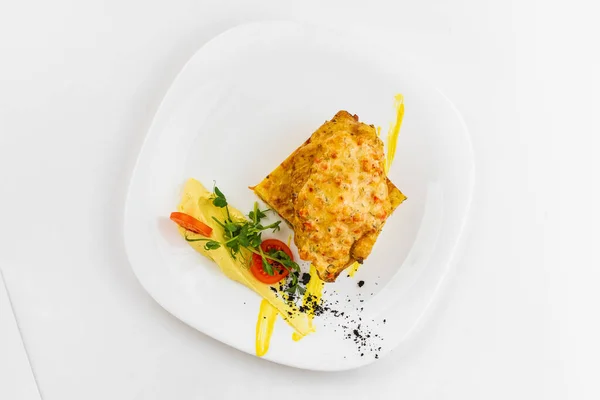 접시에 야채와 치즈를 닭고기 — 스톡 사진