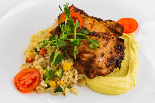 Sebzeli ızgara tavuk, patates püresi ve pilav.
