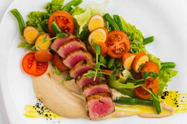 Sebze ve patatesli ızgara somon.