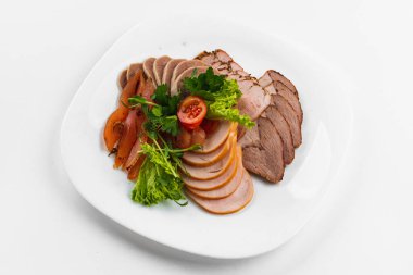 Dilimlenmiş farklı et. Yakın çekim.