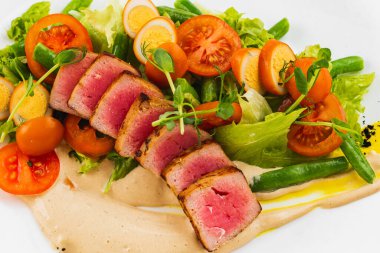 Sebze ve patatesli ızgara somon.