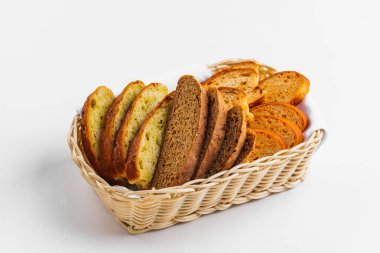 Beyaz arka planda sepette taze ekmek 