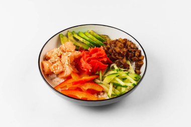 Sebzeli taze salata ve beyaz arka planda et.