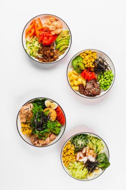 Sebzeli farklı yemekler ve beyaz arka planda sos.