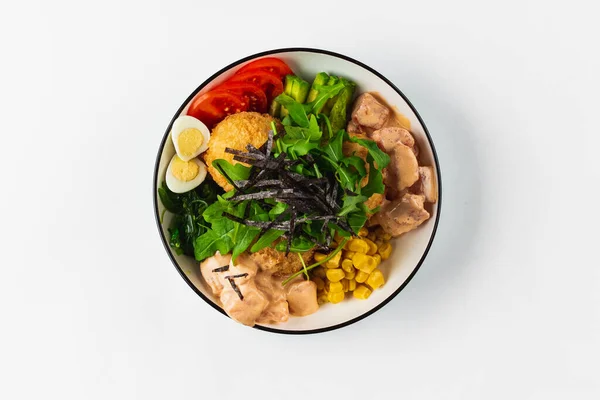 바탕에 야채와 샐러드 곁들인 닭고기 — 스톡 사진