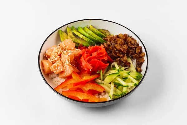 배경에 닭고기와 야채를 곁들인 샐러드 — 스톡 사진