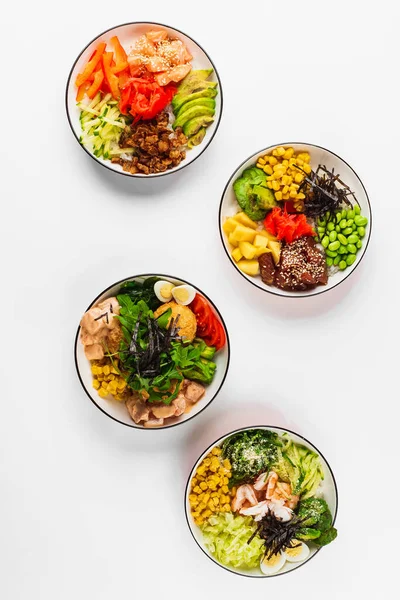 Sebzeli farklı yemekler ve beyaz arka planda sos.