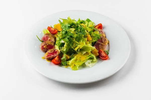Salada Com Frango Tomate Queijo Sobre Fundo Branco Fotografia De Stock