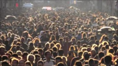 İstanbul, Türkiye 'de İstiklal caddesinde yürüyen geniş bir yaya kalabalığı