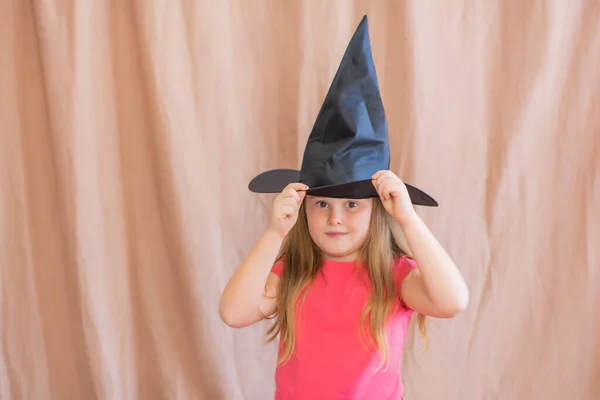Феи-колдуньи девочки 6-7 лет закрывают глаза черной колпаком ведьмы — стоковое фото