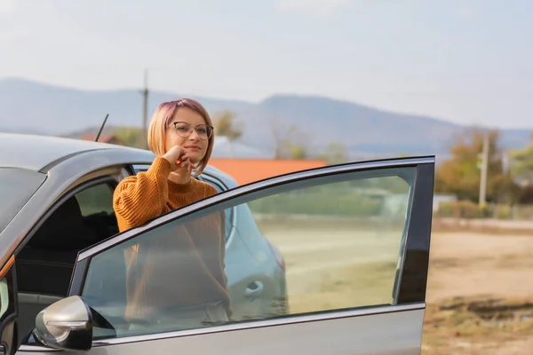 Γυναίκα Οδηγός Στέκεται Δίπλα Στο Αυτοκίνητο Έννοια Γυναίκα Νοικιάσετε Ένα — Φωτογραφία Αρχείου