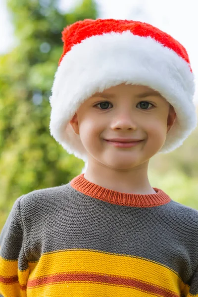 Menino do tempo de Natal com chapéu de Papai Noel — Fotografia de Stock