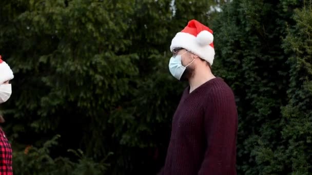 Społeczne dystansowanie przyjaciół na ulicy w Boże Narodzenie w masce ochronnej twarzy powitać ich łokcie — Wideo stockowe