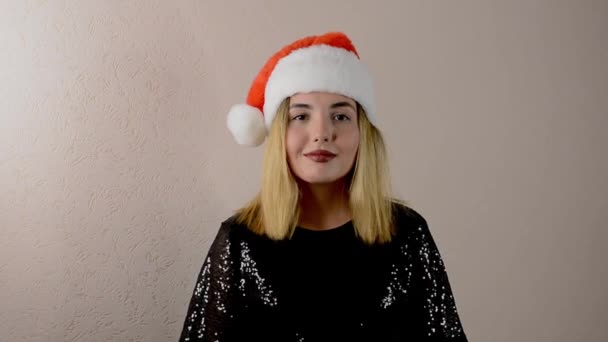 Ritratto di giovane donna asiatica sorridente con cappello rosso di Babbo Natale — Video Stock