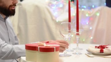 Sevgililer gününde bir adamın ellerine dokunan romantik sevgili yakınlaşması.