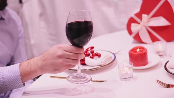 Ψήσιμο κόκκινο ποτήρι κρασί σε ρομαντικό δείπνο πίνοντας στο μπαρ Valentine ημέρα 14 Φεβρουαρίου — Αρχείο Βίντεο