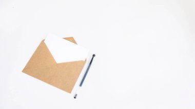 Beyaz bir arkaplan üzerinde boş bir beyaz harf ve siyah bir kalem maket kartpostal broşürü kopyalama alanını ayır