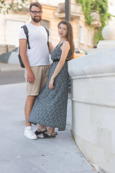 Positivo heterossexual casal no amor andando na cidade no verão fim de semana caminhadas saúde liberdade — Fotografia de Stock