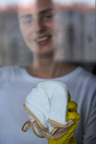 Dombler wipes the glass with a white rag — Stock Photo, Image