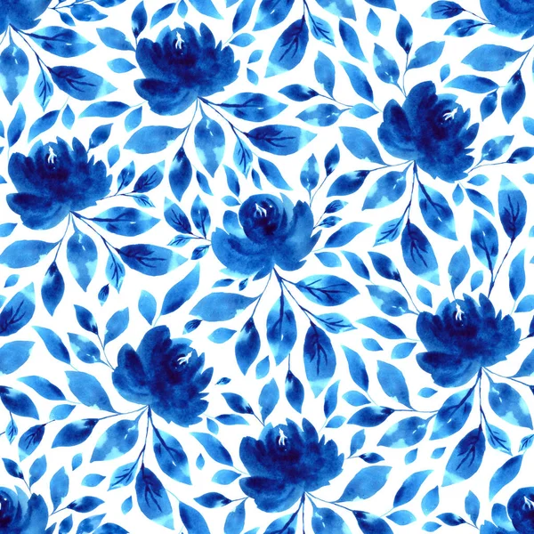 Elegantes nahtloses Muster mit aquarellblauen Blüten und Blättern auf weißem Hintergrund. — Stockfoto