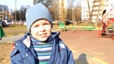 Çocuk bir şiir okur