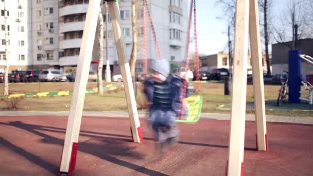 Mutlu çocuk sallanıyor salıncakta — Stok video