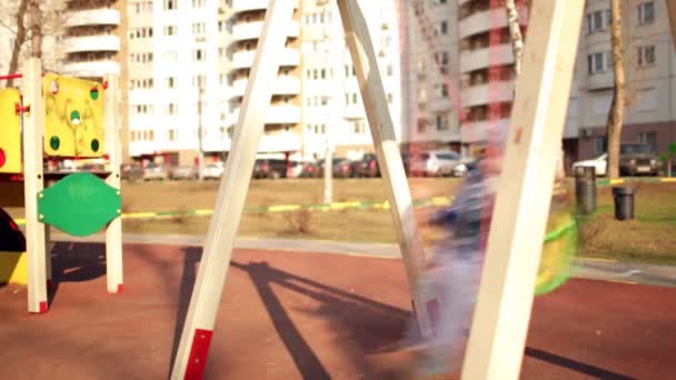 Счастливый мальчик, качающийся на качелях — стоковое видео