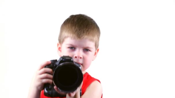 Niño pequeño con una cámara — Vídeo de stock