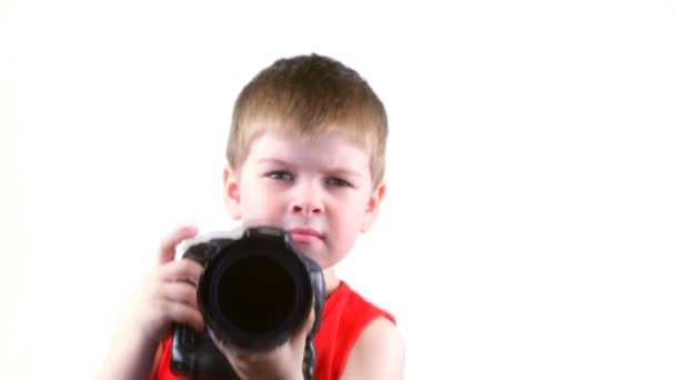 Маленький хлопчик з фотоапаратом — стокове відео