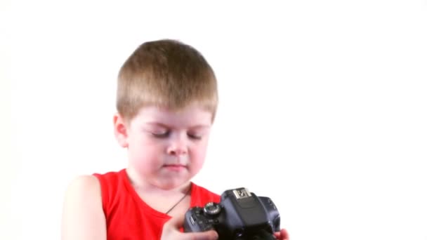 Kleine jongen met een camera — Stockvideo