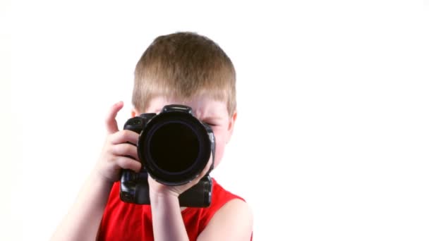 Liten pojke med en kamera — Stockvideo