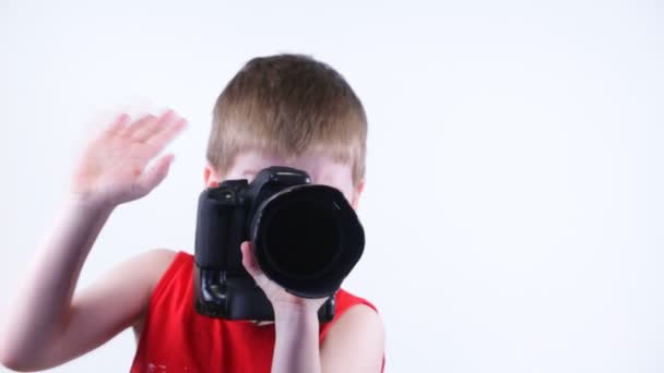 Маленький хлопчик з фотоапаратом — стокове відео