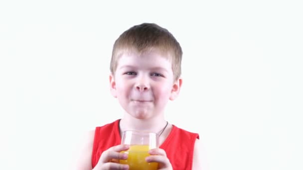 男孩喝果汁 — 图库视频影像
