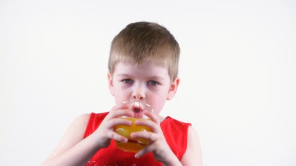 Menino beber suco — Vídeo de Stock