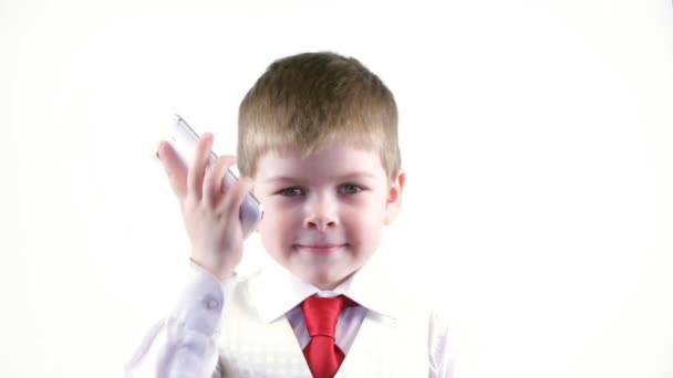 Хлопчик розмовляє по телефону — стокове відео