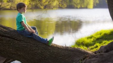 jongen zitten in de buurt van het water