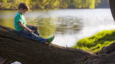 jongen zitten in de buurt van het water
