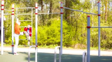 Anne ve oğlu jimnastik yapıyor