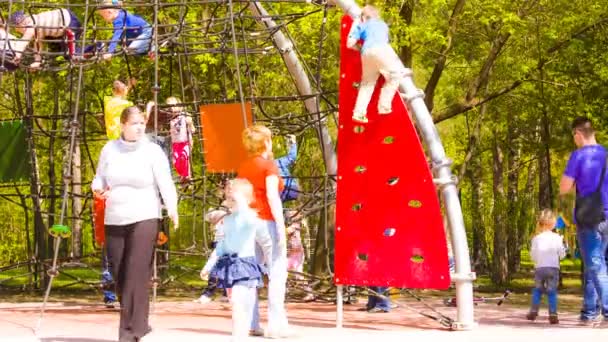 Mamá y niño en el patio de recreo — Vídeos de Stock