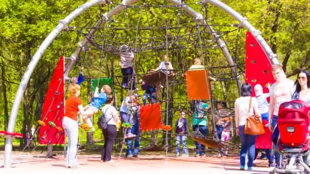 Mãe e menino no parque infantil — Vídeo de Stock