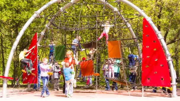 Mãe e menino no parque infantil — Vídeo de Stock