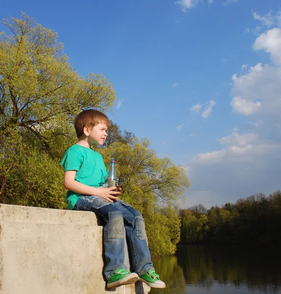 The boy at the lake — Stock Photo, Image