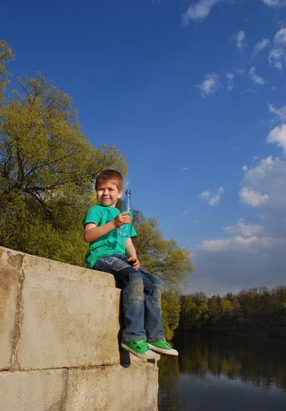 The boy at the lake — Stock Photo, Image