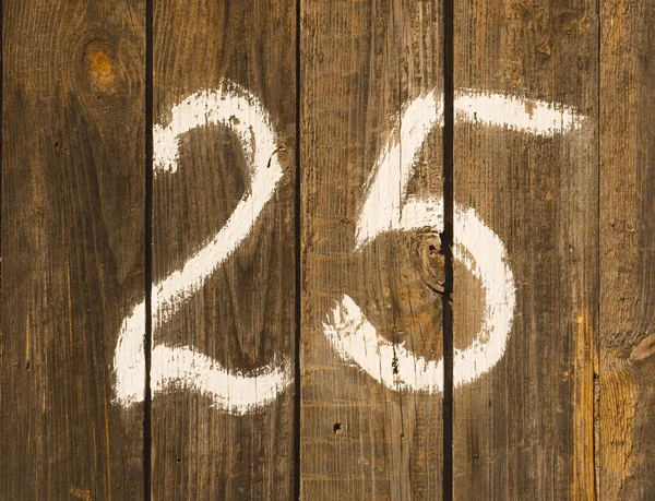 Ο αριθμός είκοσι-πέντε σε έναν ξύλινο φράκτη με λευκό χρώμα — Φωτογραφία Αρχείου