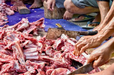 Erkekler Kurban Bayramı 'nda eti küçük parçalara ayırır. Kurban Bayramı 'ndaki Qurban bayramı. El-Adha el Mübarek. Mojotengah - Wonosobo, Orta Java, Endonezya. 10 Temmuz 2022.