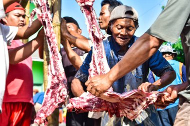 Endonezyalı Müslümanlar Kurban Bayramı 'nda ya da Kureyş Bayramı' nda helal katliam hazırlamak için birbirlerine yardım ederler. Mojotengah - Wonosobo, Orta Java, Endonezya. 10 Temmuz 2022.